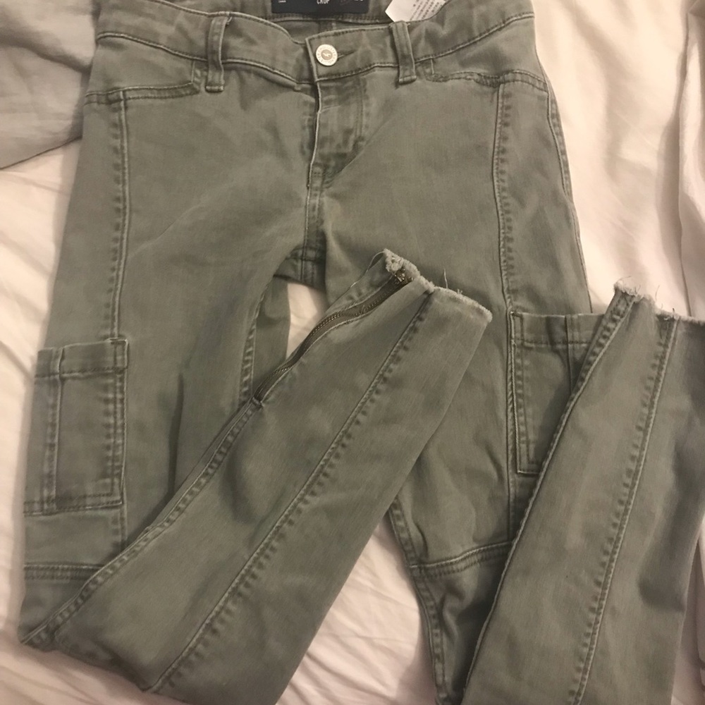 Hollister women’s crop cargo pants EUC